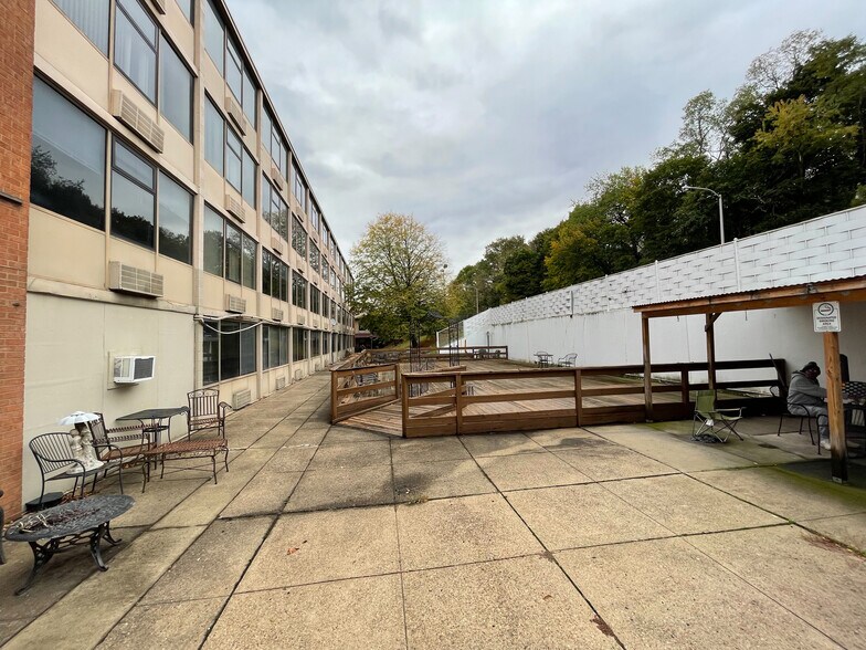 624 Lysle Blvd, Mckeesport, PA à vendre - Photo de l’immeuble – Image 3 sur 33