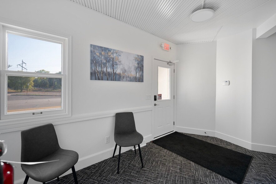 4740 N 42nd Ave, Golden Valley, MN à louer - Photo de l’immeuble – Image 3 sur 38