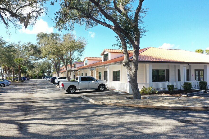 992 Tamiami Trl, Port Charlotte, FL à louer - Photo de l’immeuble – Image 2 sur 7