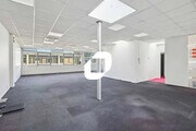 Espace lumineux et moderne, idéal pour des bureaux créatifs.