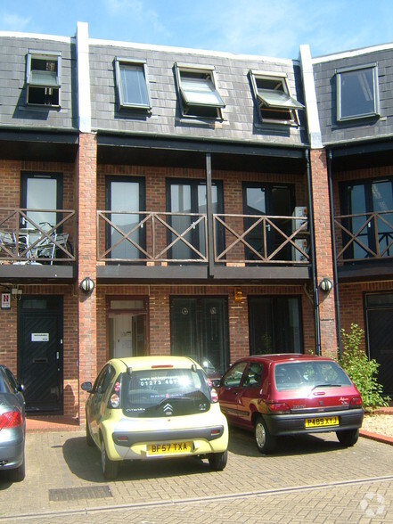 1-5 Clifton Mews Clifton Hl, Brighton à louer - Photo principale – Image 1 sur 9