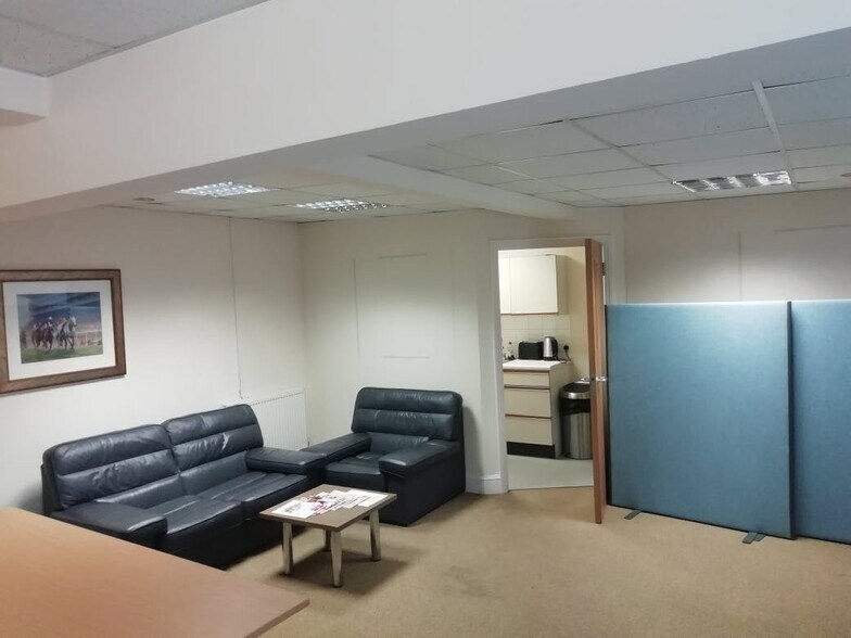 Charters Rd, Ascot à louer - Photo de l’immeuble – Image 3 sur 5