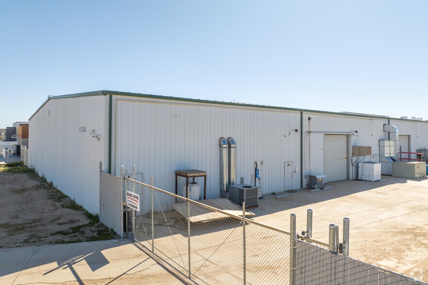 17130 Raccoon Ave, Adelanto, CA à louer - Photo de l’immeuble – Image 2 sur 7