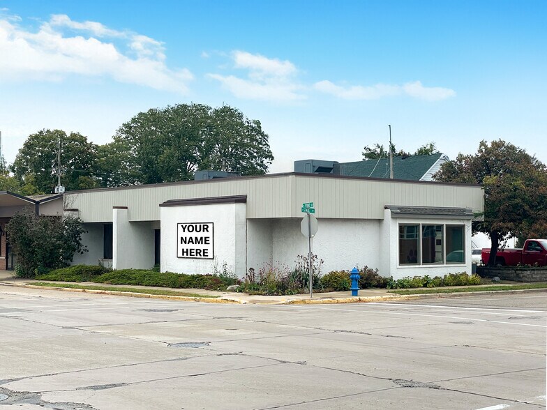 108 N Pine St, Burlington, WI à vendre - Photo de l’immeuble – Image 1 sur 7