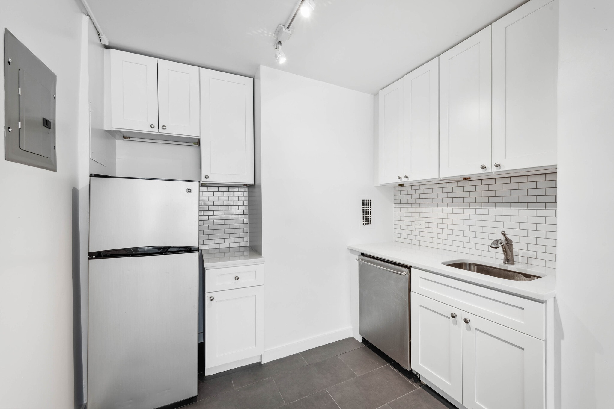 155 E 55th St, New York, NY à louer Photo de l’immeuble– Image 1 sur 7