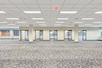 10701 W Research Dr, Wauwatosa, WI à louer Photo intérieure– Image 2 sur 10