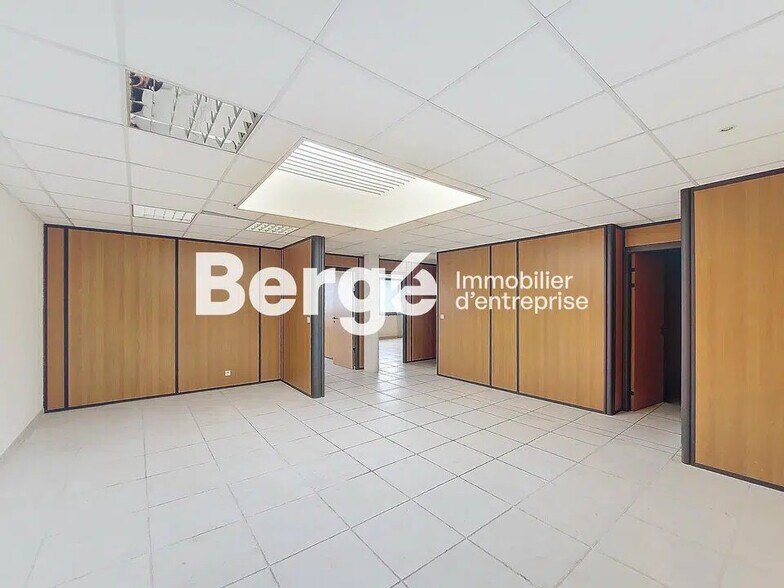 Bureau dans Mandelieu-La-Napoule à vendre - Photo de l’immeuble – Image 2 sur 5