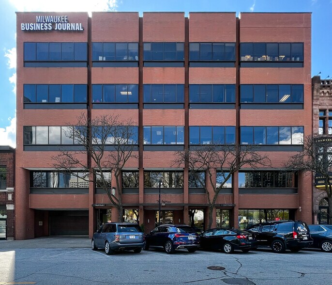 825 N Jefferson St, Milwaukee, WI à louer - Photo de l’immeuble – Image 1 sur 5