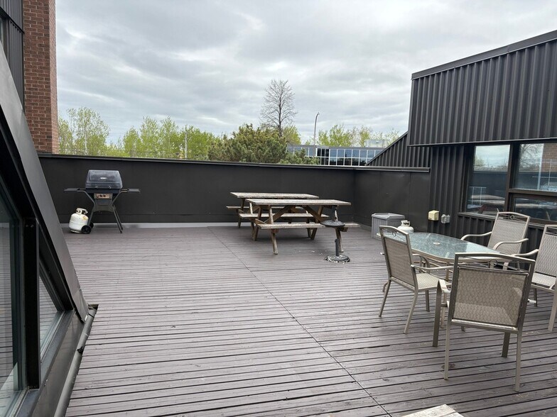 210 Colonnade Rd, Ottawa, ON à louer - Photo de l’immeuble – Image 3 sur 3