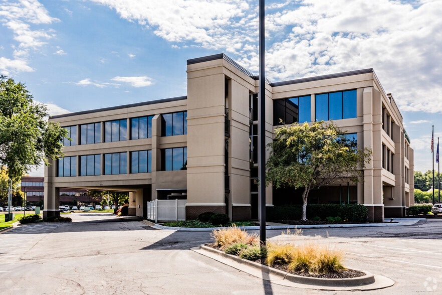 4650 College Blvd, Overland Park, KS à louer - Photo de l’immeuble – Image 3 sur 5