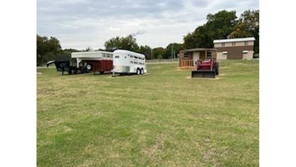 512 1st Street, Waurika, OK à vendre - Photo de l’immeuble – Image 3 sur 7