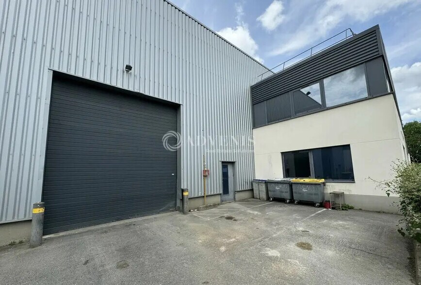 Local d’activités dans Goussainville à louer - Photo de l’immeuble – Image 2 sur 12