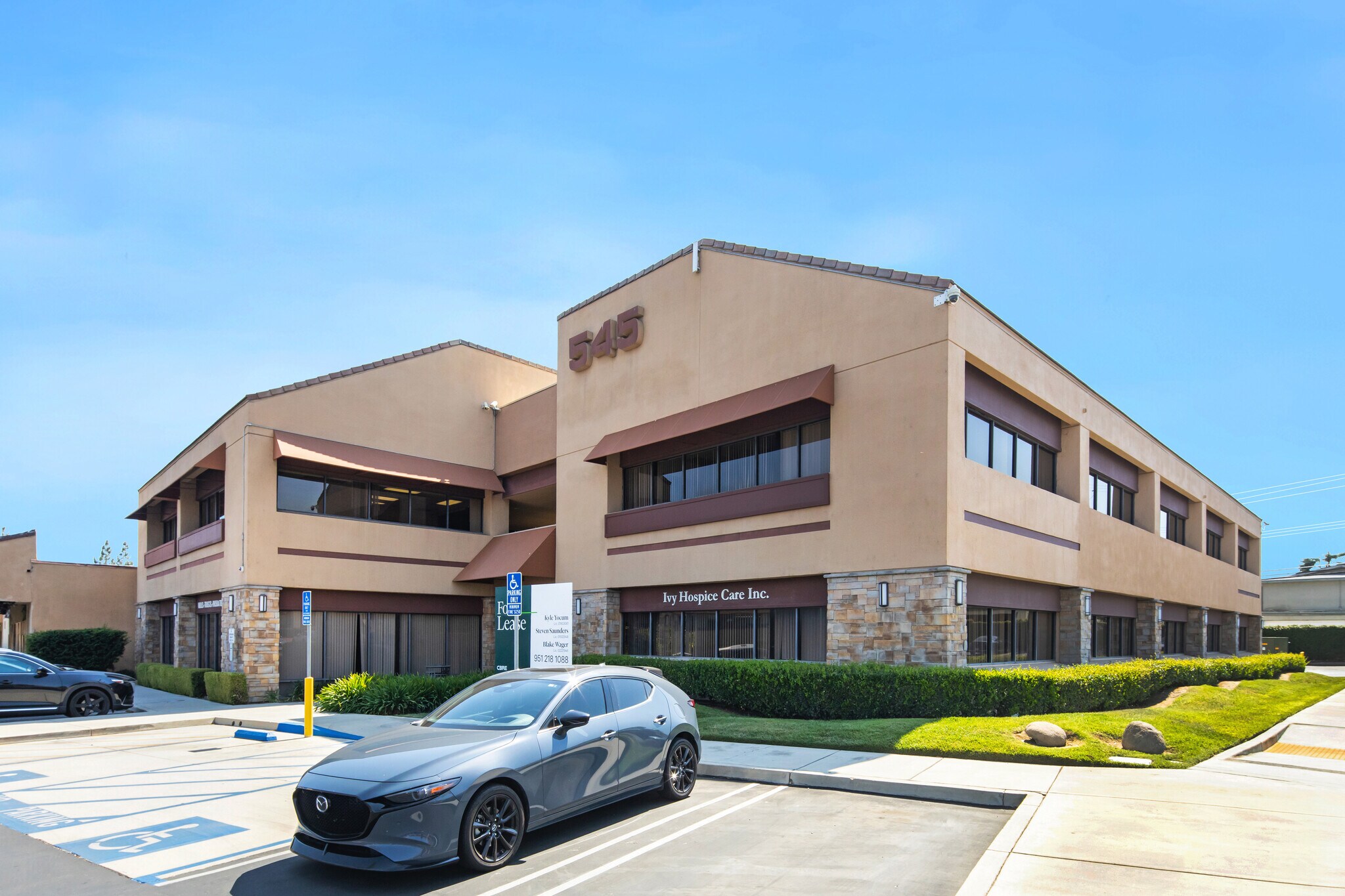 559 N Mountain Ave, Upland, CA à louer Photo de l’immeuble– Image 1 sur 7