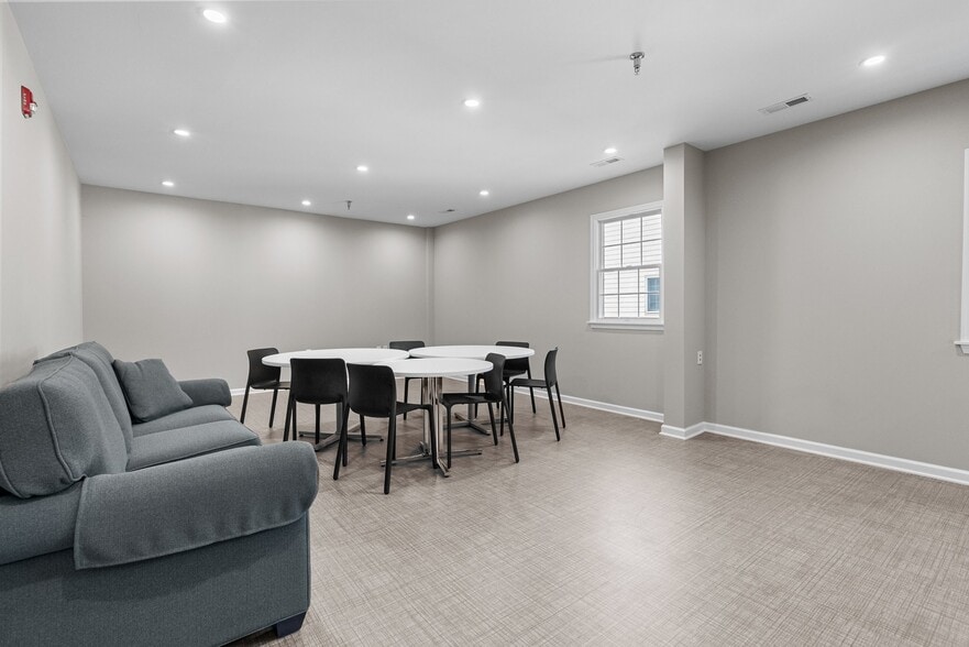 790 Newtown Yardley Rd, Newtown, PA à louer - Photo intérieure – Image 2 sur 47