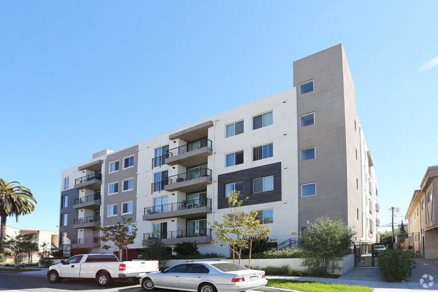 11900 Courtleigh Dr, Los Angeles, CA à vendre - Photo principale – Image 1 sur 53