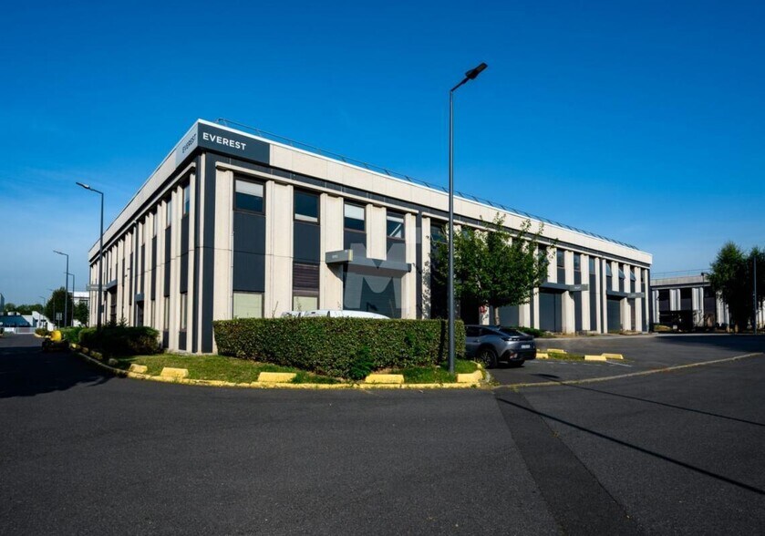 Rue Du Gevaudan, Lisses à louer - Photo de l’immeuble – Image 1 sur 10