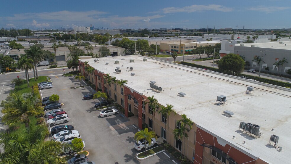 8240 NW 30th Ter, Doral, FL à louer - Photo de l’immeuble – Image 2 sur 11