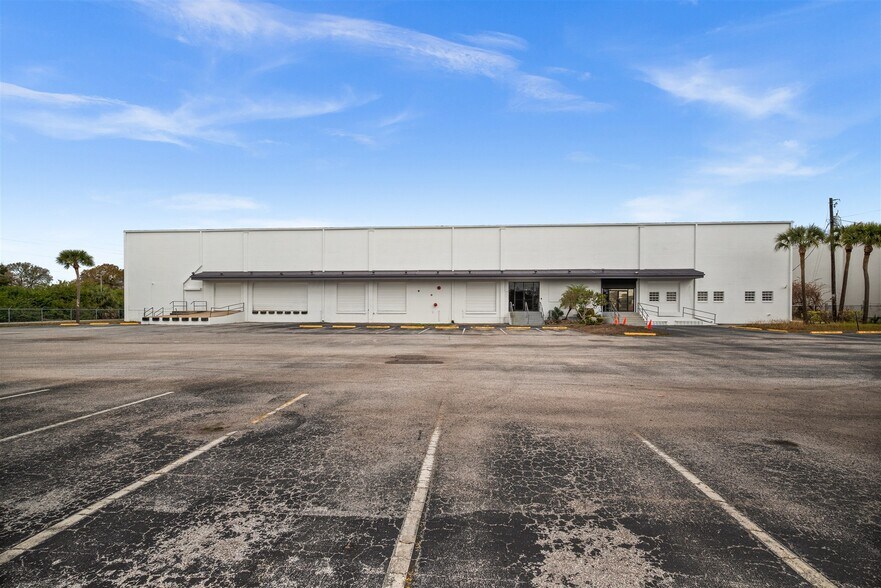 6608 E Adamo Dr, Tampa, FL à louer - Photo de l’immeuble – Image 2 sur 10