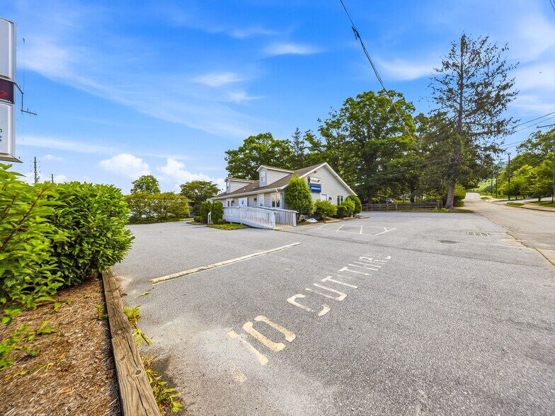2124 Hendersonville Rd, Arden, NC à vendre - Photo de l’immeuble – Image 3 sur 27