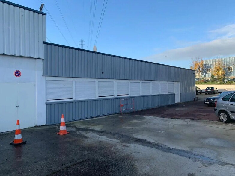 Local d'activités dans Osny à vendre - Photo de l’immeuble – Image 3 sur 8