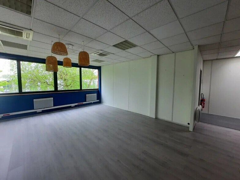 Bureau dans Mont-Saint-Aignan à louer - Photo de l’immeuble – Image 3 sur 12