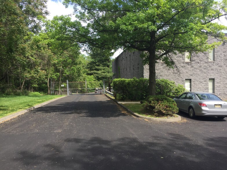 90 Wells Ave, Congers, NY à louer - Photo de l’immeuble – Image 3 sur 12