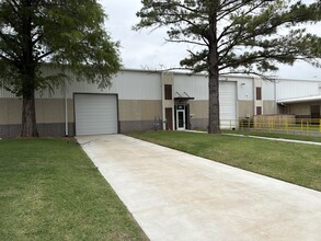 8635 W 21st St, Sand Springs, OK à louer Photo de l’immeuble– Image 2 sur 9