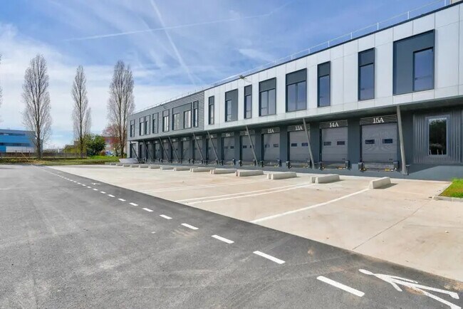 Plus de détails pour 10 Avenue Des Frères Lumière, Trappes - Industriel/Logistique à louer