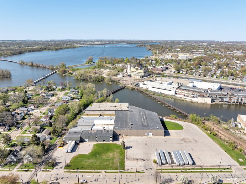 206 Garfield Ave, Menasha, WI à vendre - Photo de l’immeuble – Image 1 sur 14