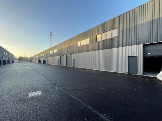 Plus de détails pour 77 Bis Avenue De La Libération, Ambarès-et-Lagrave - Bureau, Local d'activités à louer