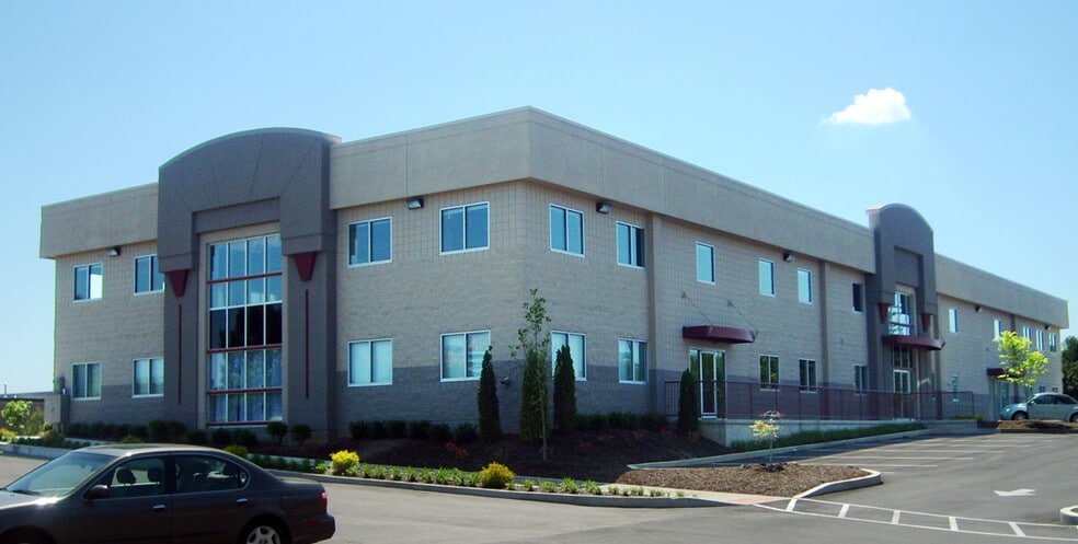 13001 Magisterial Dr, Louisville, KY à vendre - Photo de l’immeuble – Image 2 sur 6