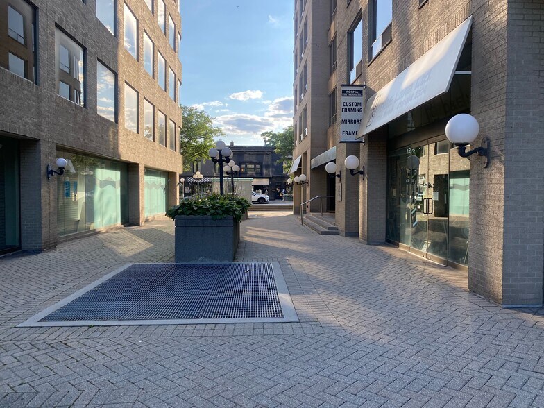 1177 Yonge St, Toronto, ON à louer - Photo de l’immeuble – Image 3 sur 9