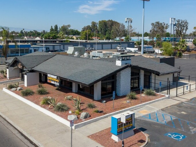 955 Oak St, Bakersfield, CA à louer Photo principale– Image 1 sur 15