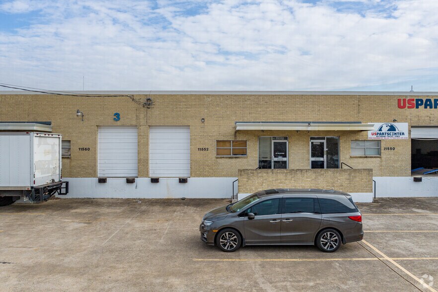 11550-11562 Chairman Dr, Dallas, TX à louer - Photo de l’immeuble – Image 3 sur 5