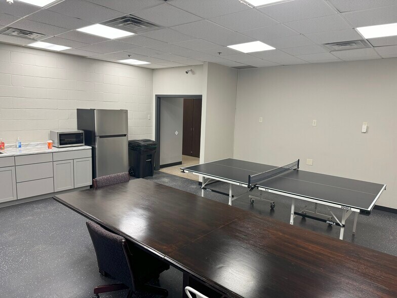 10078 E Kemper Rd, Montgomery, OH à louer - Photo de l’immeuble – Image 3 sur 20