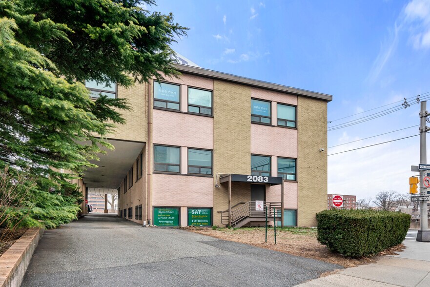 2083 Center Ave, Fort Lee, NJ à louer - Photo de l’immeuble – Image 3 sur 32