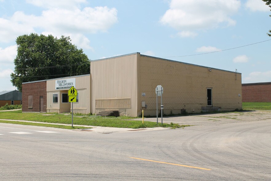102 SE 2nd Ave, Elgin, MN à vendre - Photo de l’immeuble – Image 3 sur 23