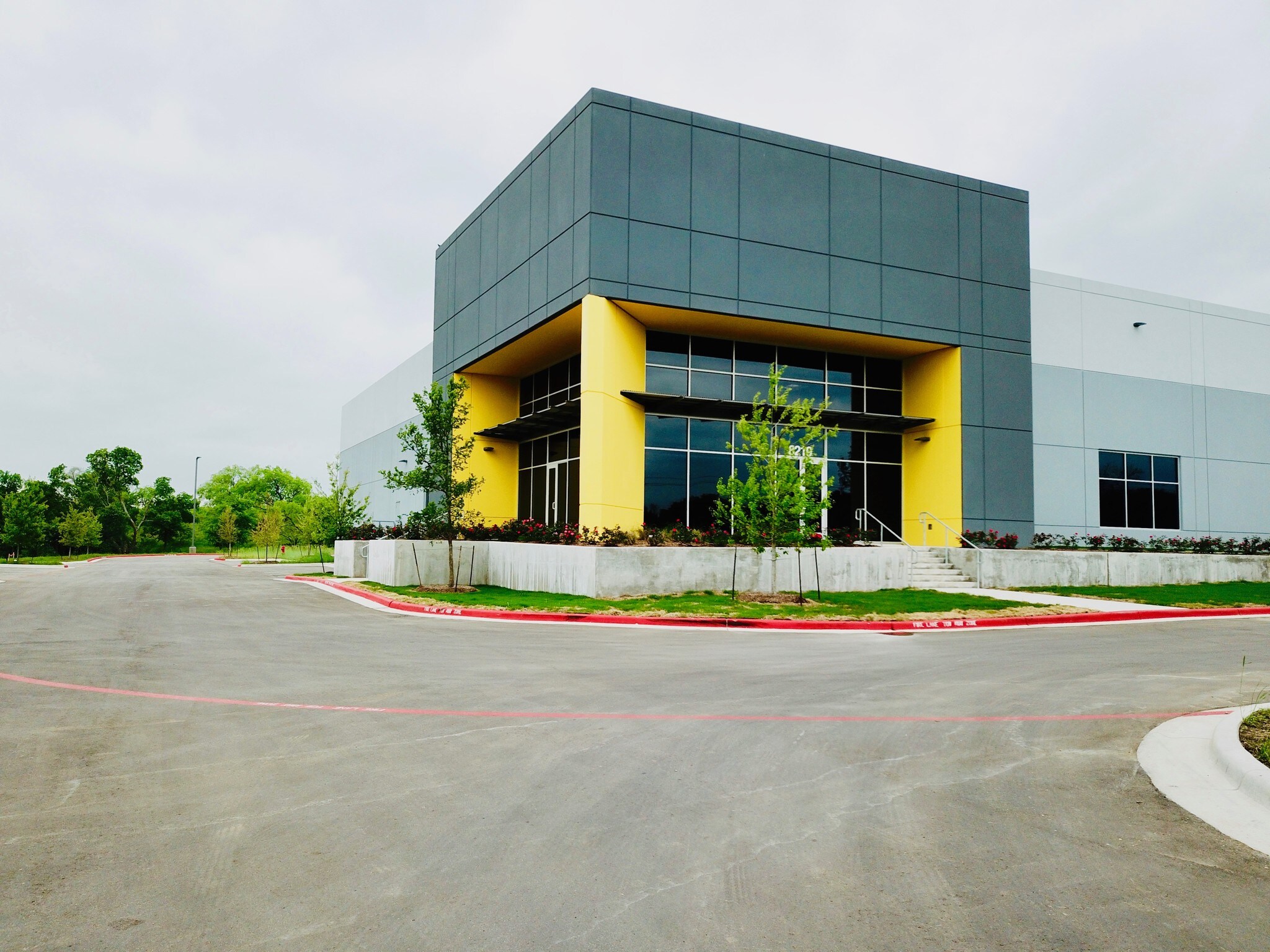 8136 Industry Way, Austin, TX à louer Photo principale– Image 1 sur 2
