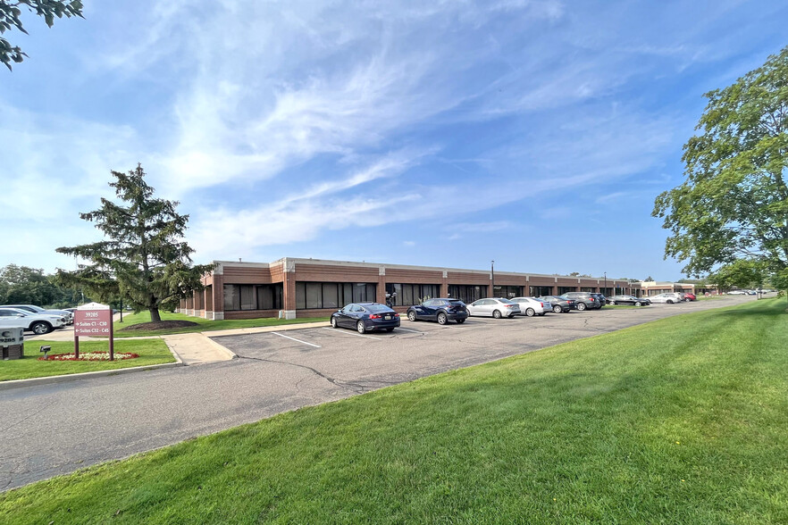 39205 Country Club Dr, Farmington Hills, MI à louer - Photo de l’immeuble – Image 1 sur 9