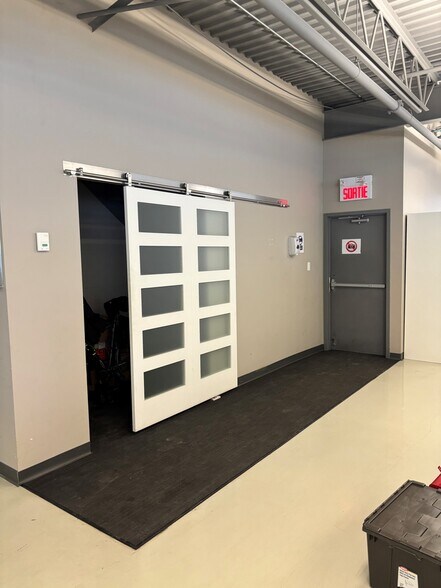 1995 55E Av, Dorval, QC à louer - Photo de l’immeuble – Image 2 sur 9