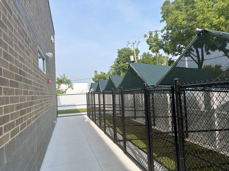 6335 15 Mile Rd, Sterling Heights, MI à vendre - Photo de l’immeuble – Image 3 sur 6