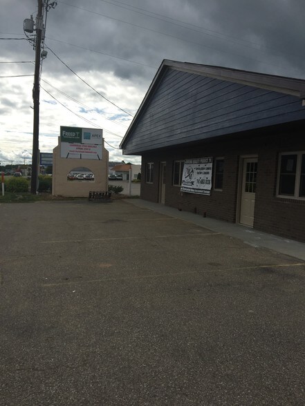 606 Washington Blvd, Belpre, OH à louer - Photo de l’immeuble – Image 2 sur 2
