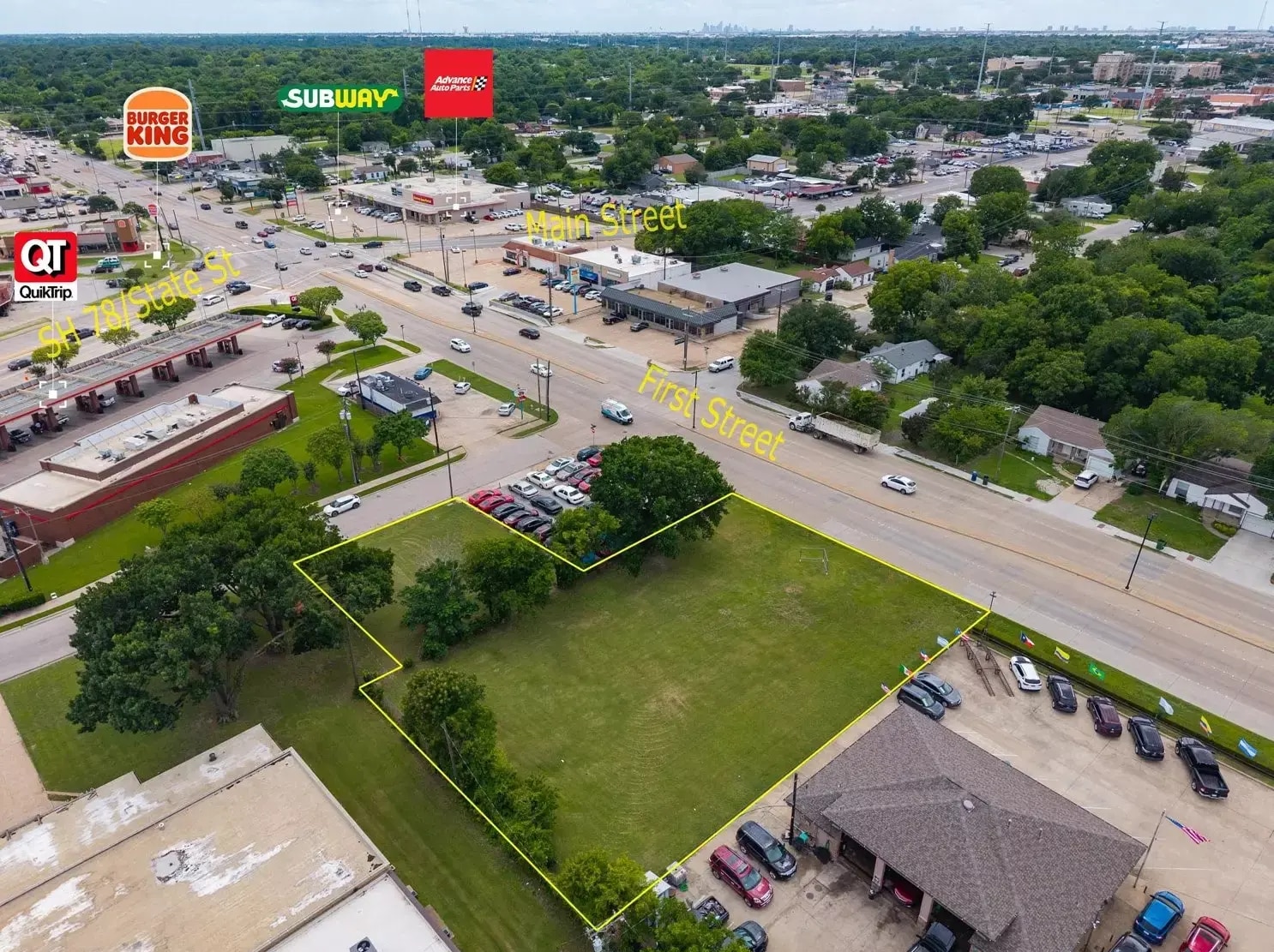 212 N 1st St, Garland, TX à vendre Photo principale– Image 1 sur 17