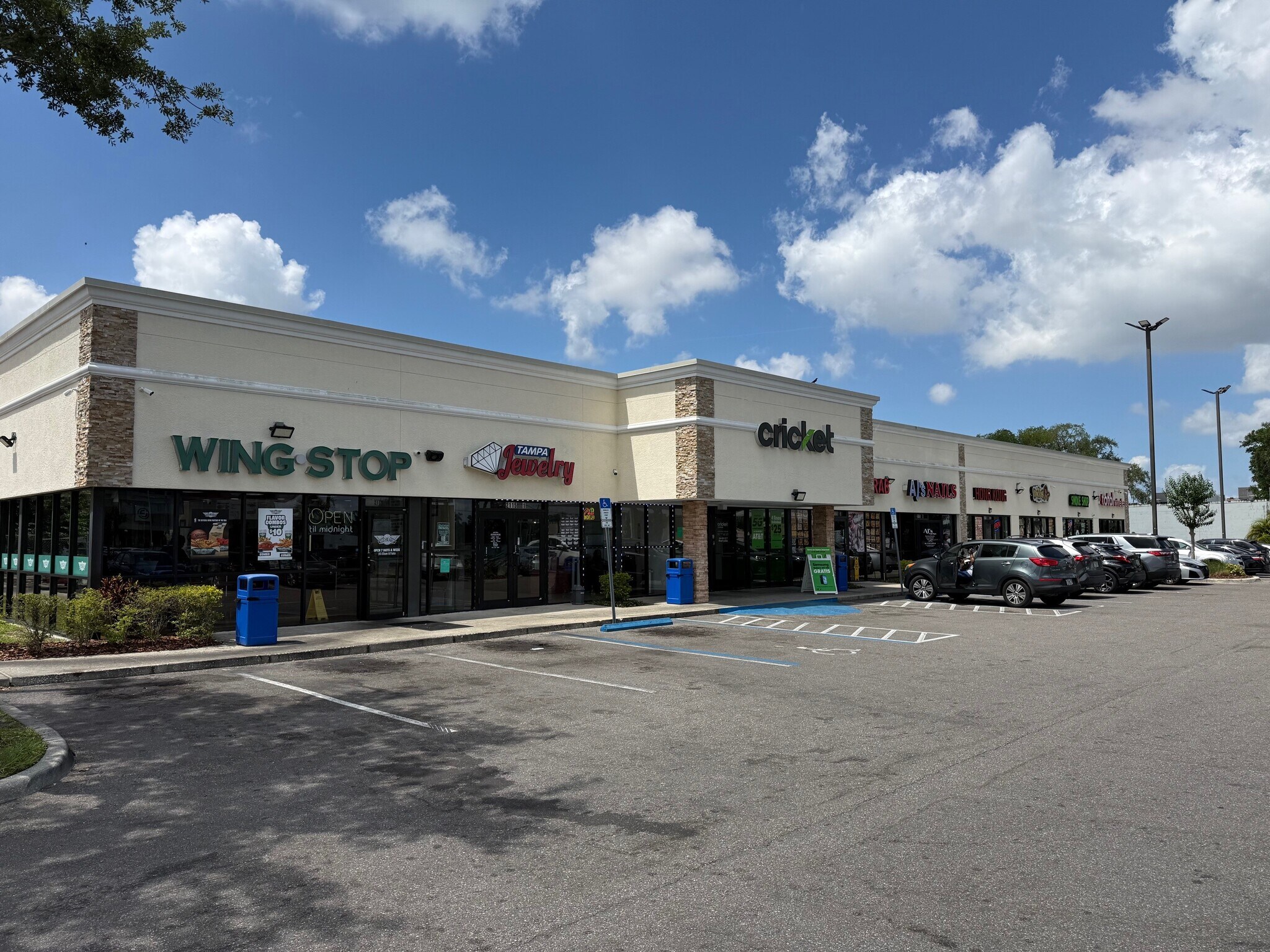 2115 E Hillsborough Ave, Tampa, FL à louer Photo principale– Image 1 sur 12