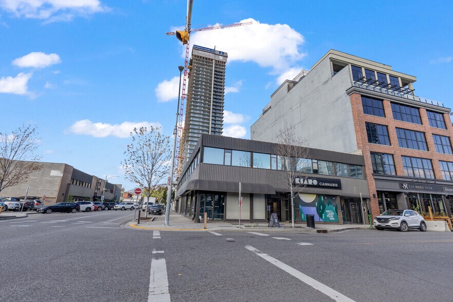 1652 Pandosy St, Kelowna, BC à louer - Photo de l’immeuble – Image 2 sur 7