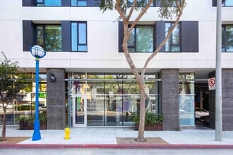 8350-8358 Santa Monica Blvd, West Hollywood, CA à louer Photo intérieure– Image 2 sur 3