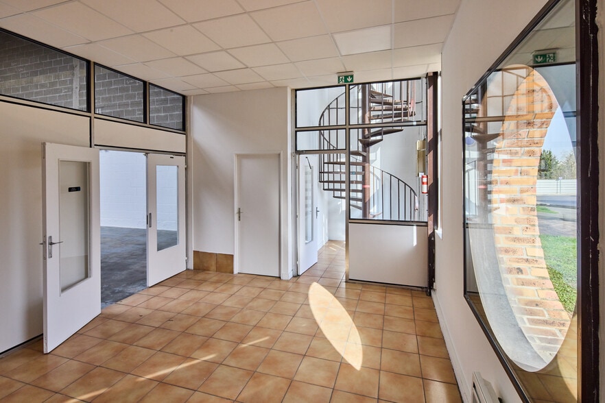 Local d’activités dans Le Thillay à louer - Photo de l’immeuble – Image 3 sur 4