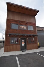 611 NE Jackpine Ct, Redmond, OR à louer Photo de l’immeuble– Image 2 sur 8