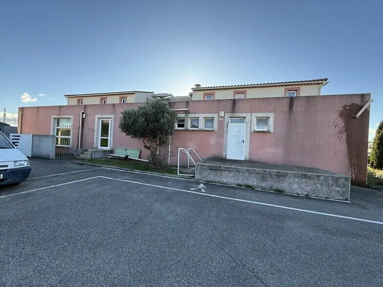 Local d'activités dans Le Pontet à vendre - Photo de l’immeuble – Image 2 sur 8
