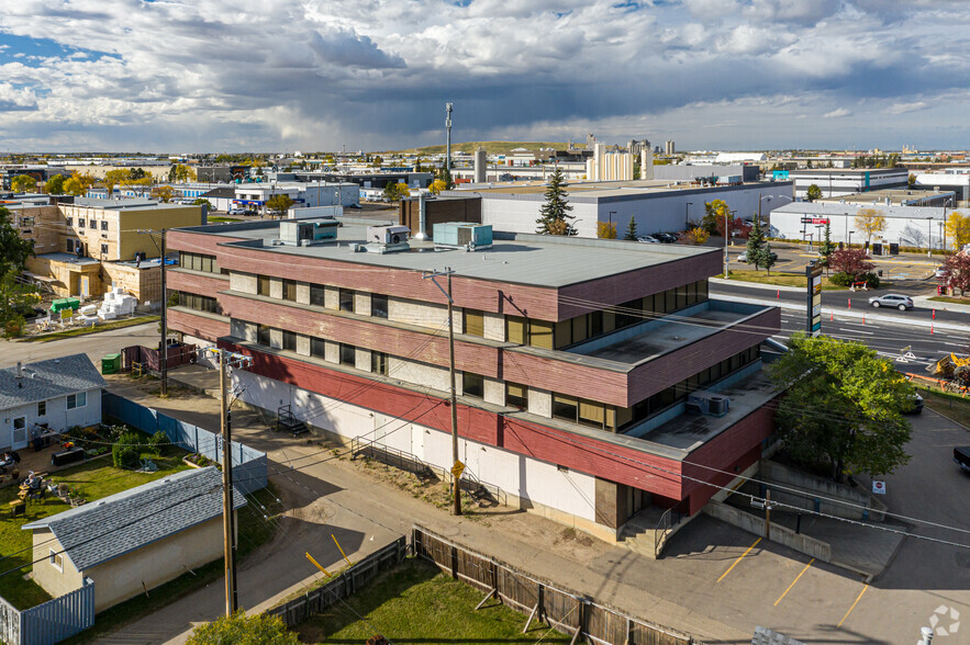 14903-14927 111 Av NW, Edmonton, AB à louer - Photo de l’immeuble – Image 3 sur 5